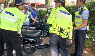 海口交警回应将女子拽下电动车 海口交警回应将女子拽下电动车