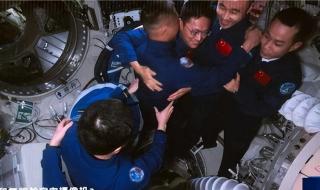 神十六神十七航天员在太空拥抱 神十六神十七航天员在太空拥抱